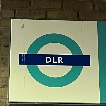Luxurious Dlr Apartment ลอนดอน ภายนอก รูปภาพ