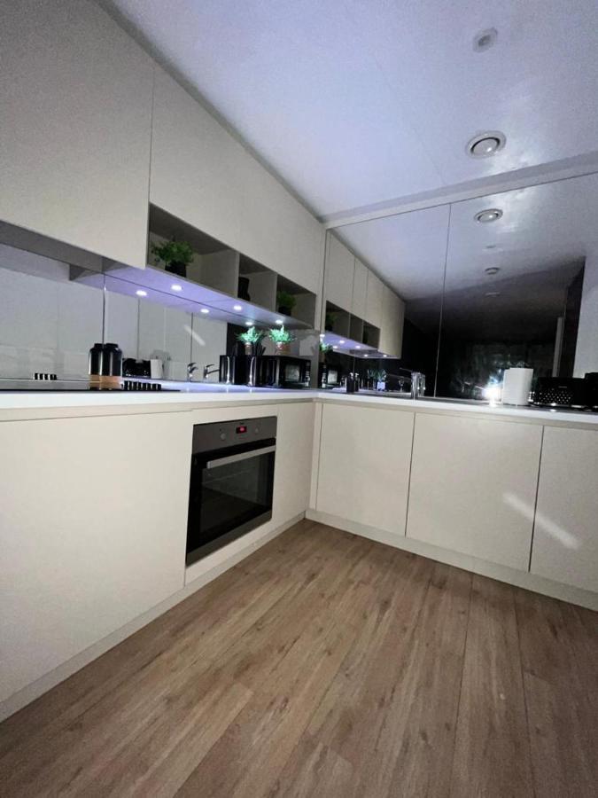 Luxurious Dlr Apartment ลอนดอน ภายนอก รูปภาพ