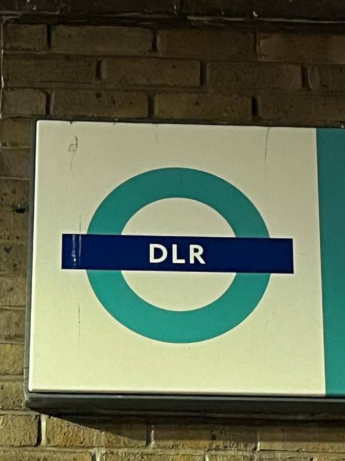 Luxurious Dlr Apartment ลอนดอน ภายนอก รูปภาพ